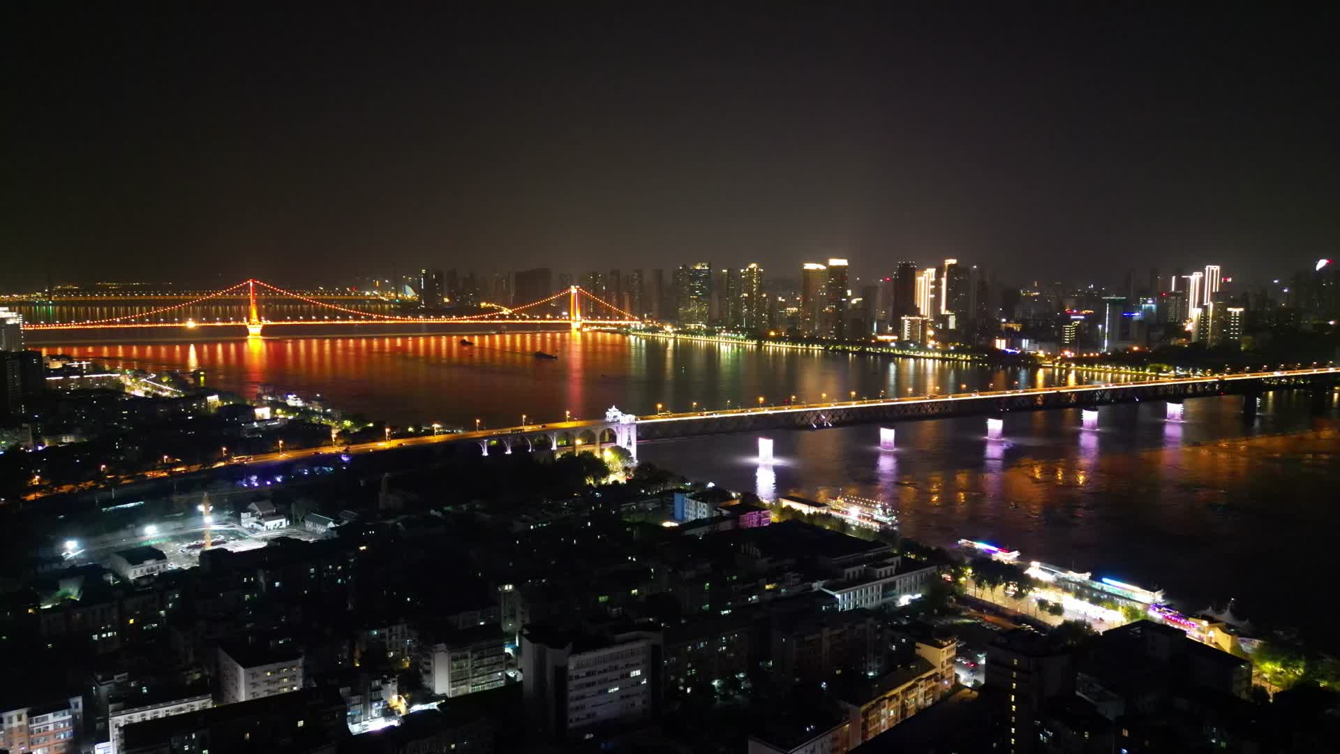 航拍湖北武汉长江大桥鹦鹉洲大桥夜景视频的预览图