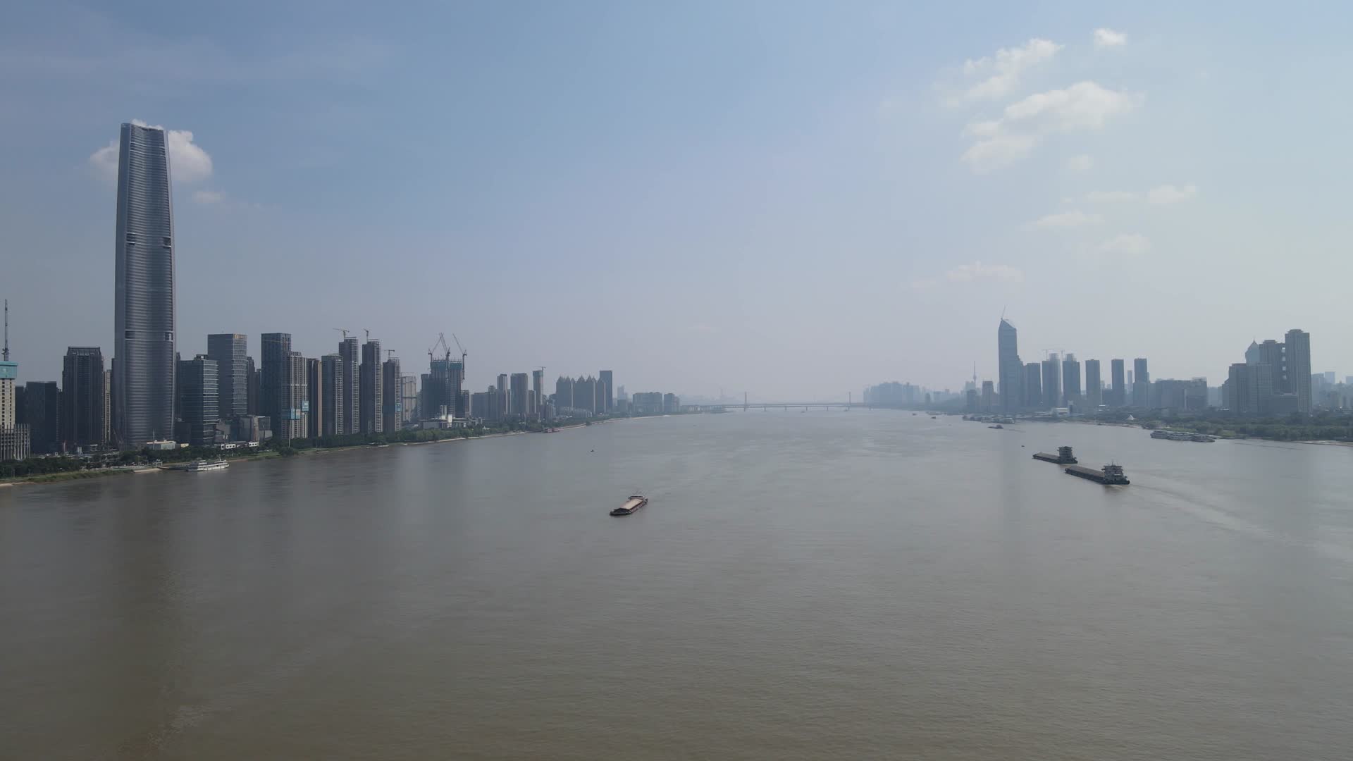 航拍湖北武汉长江城市风光视频的预览图