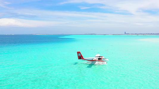 小型私人飞机漂浮在蔚蓝大海上阳光明媚碧海蓝天视频的预览图