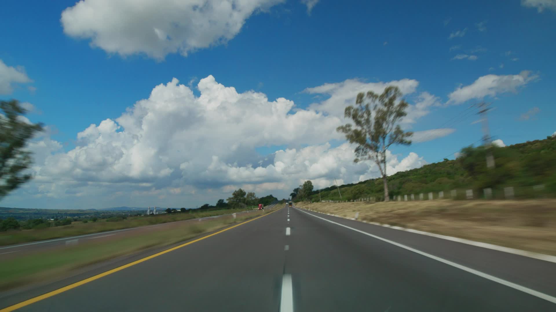 车内视角蓝天白云下车辆向前行驶在高速公路上视频的预览图