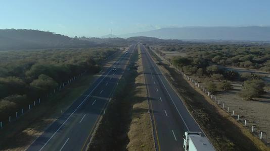 航拍高速公路上行驶的车流向前运动视频的预览图