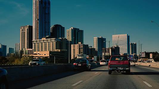 车辆缓慢行驶在城市公路上电影质感商务高端视频的预览图