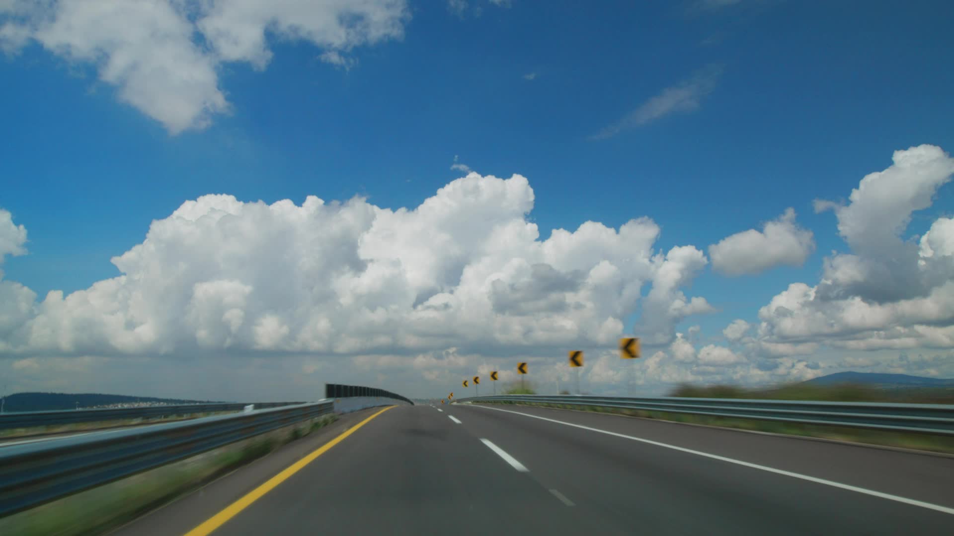 车内视角蓝天白云下车辆向前行驶在空旷的高速公路上视频的预览图