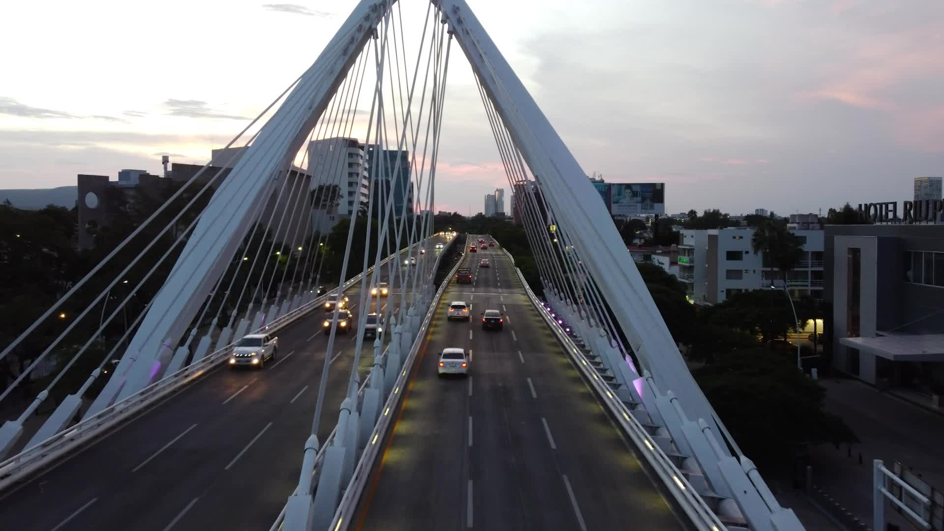 傍晚航拍高架桥上来往行驶的车流视频的预览图