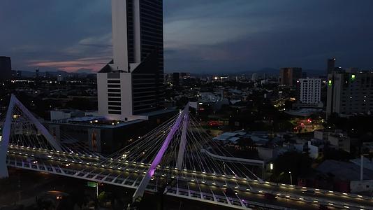 航拍夜晚高架桥上来往行驶的车流视频的预览图