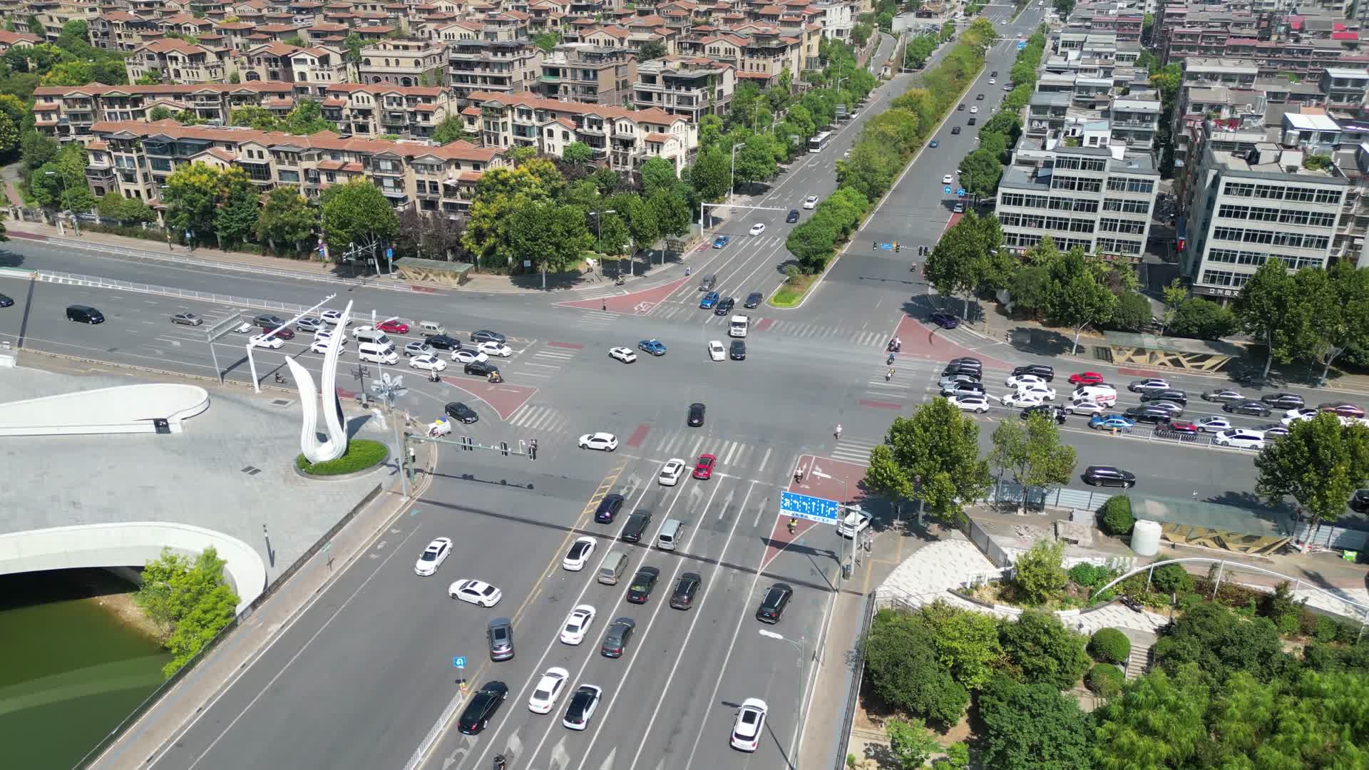 航拍十字路口交通大道视频的预览图