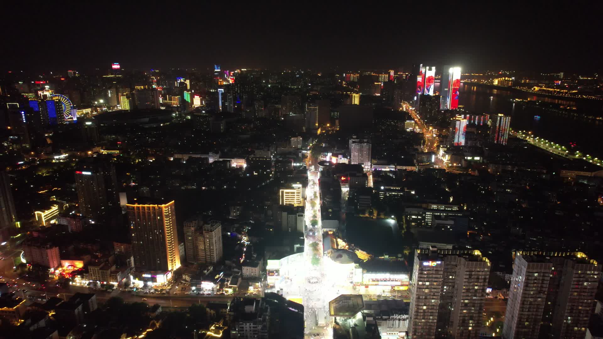 航拍湖南长沙黄兴路步行街夜景视频的预览图