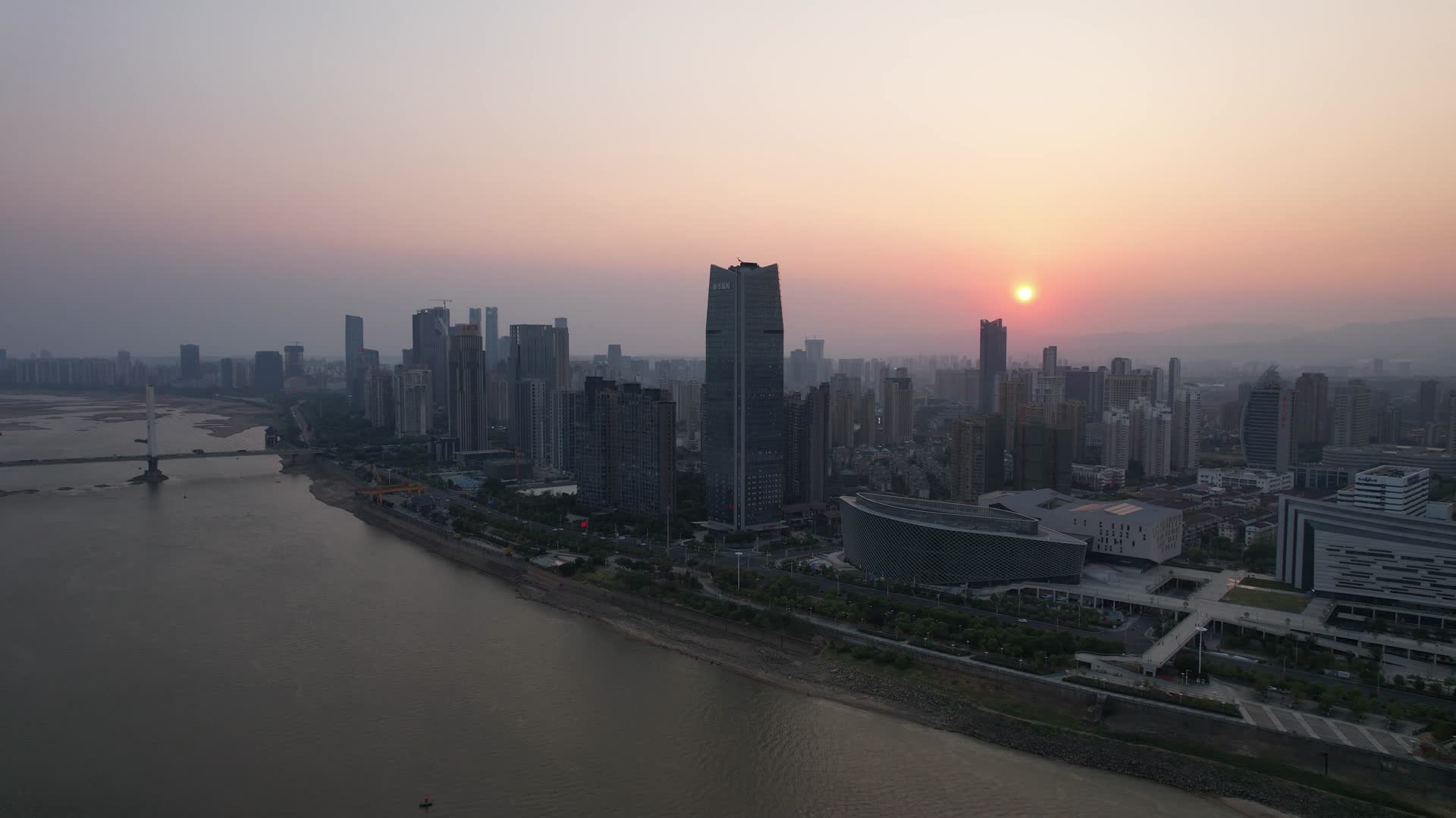 航拍江西南昌城市日落夕阳视频的预览图