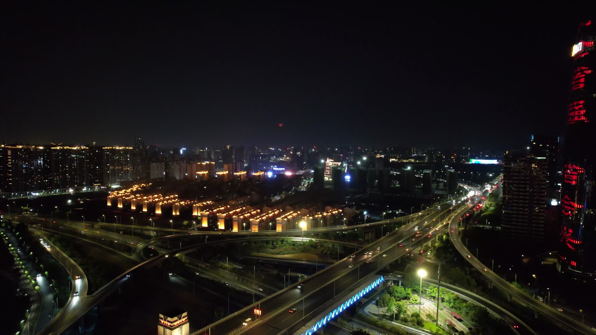 航拍江西南昌城市交通大道夜景视频的预览图