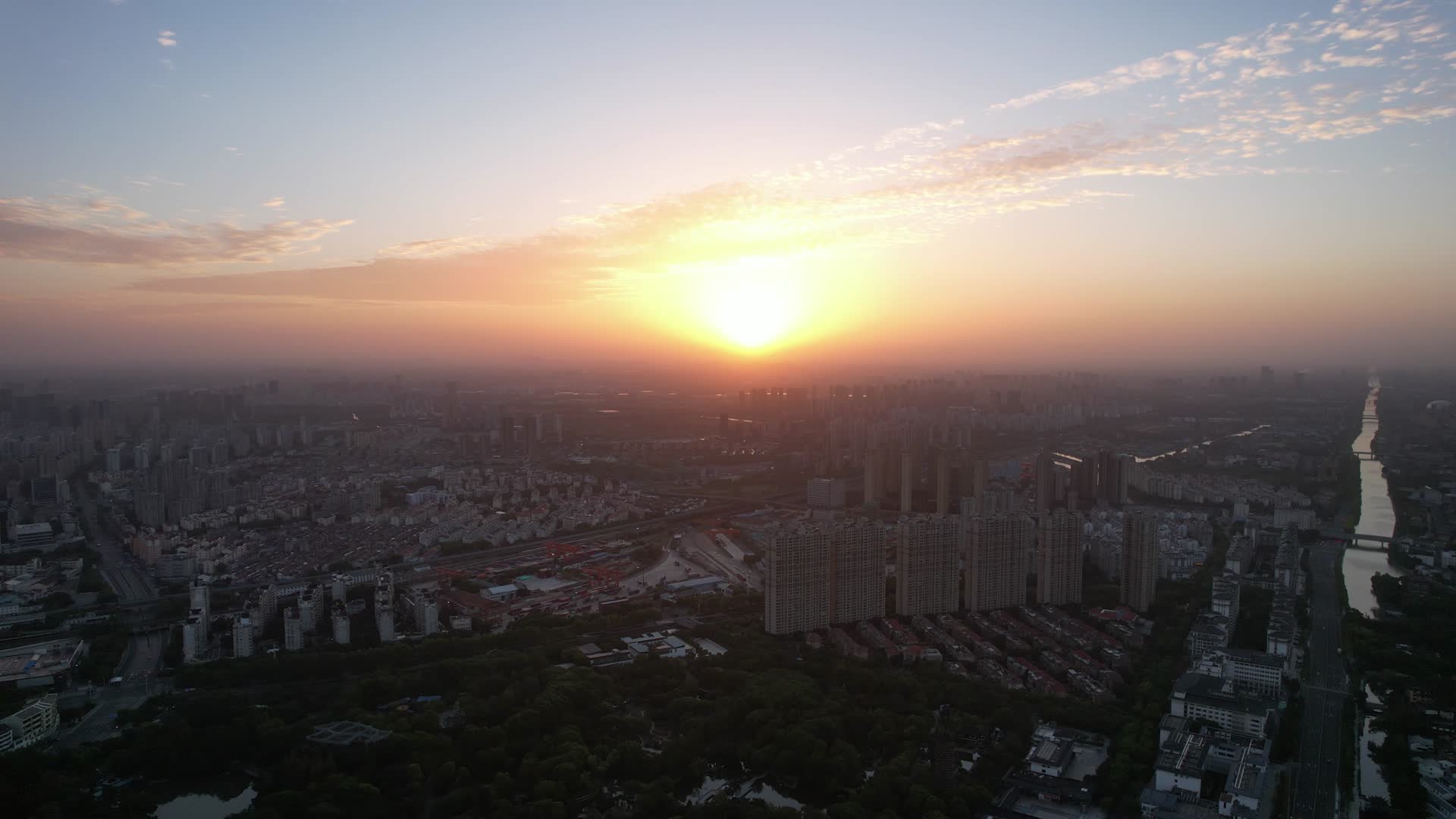 航拍江苏常州城市日出视频的预览图
