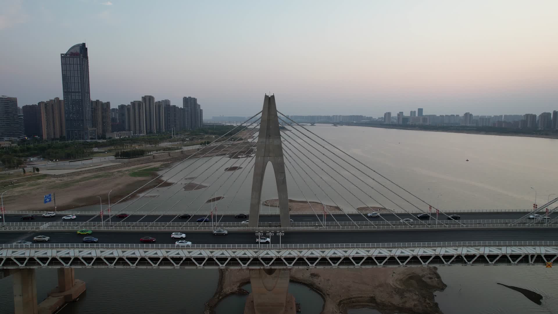 航拍江西南昌朝阳大桥视频的预览图