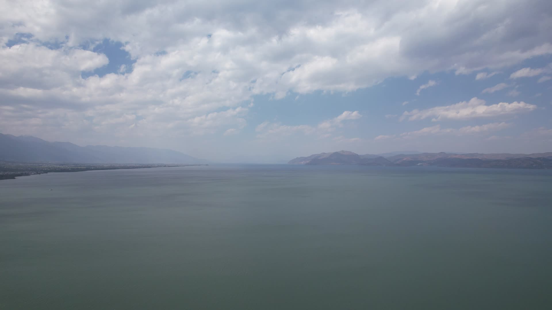 云南大理洱海全景航拍视频的预览图