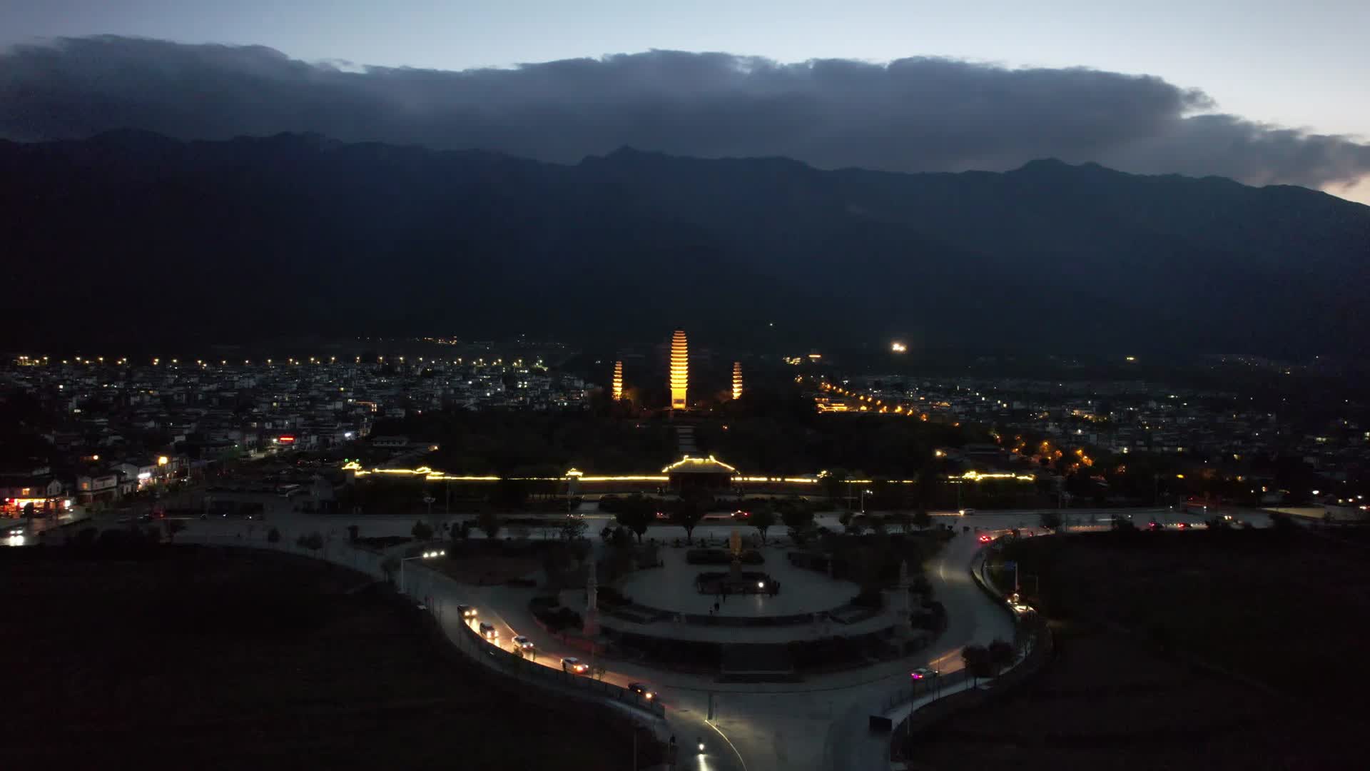 云南大理三塔寺夜景灯光航拍视频的预览图