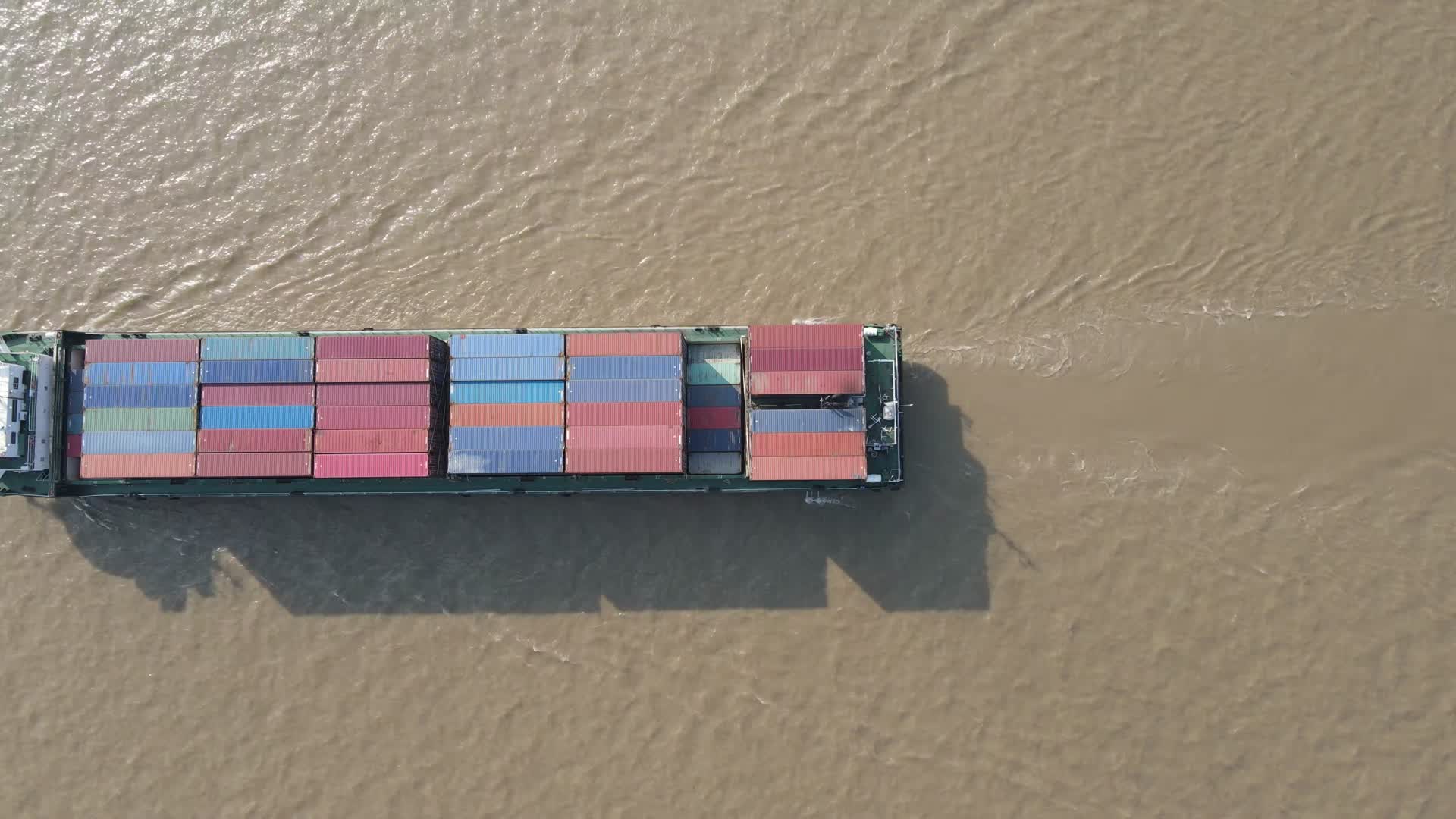 湖面行驶货运大船交通航拍视频的预览图