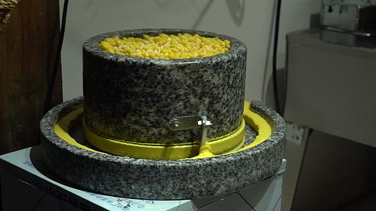 4K电动手工磨盘打玉米浆升格视频视频的预览图