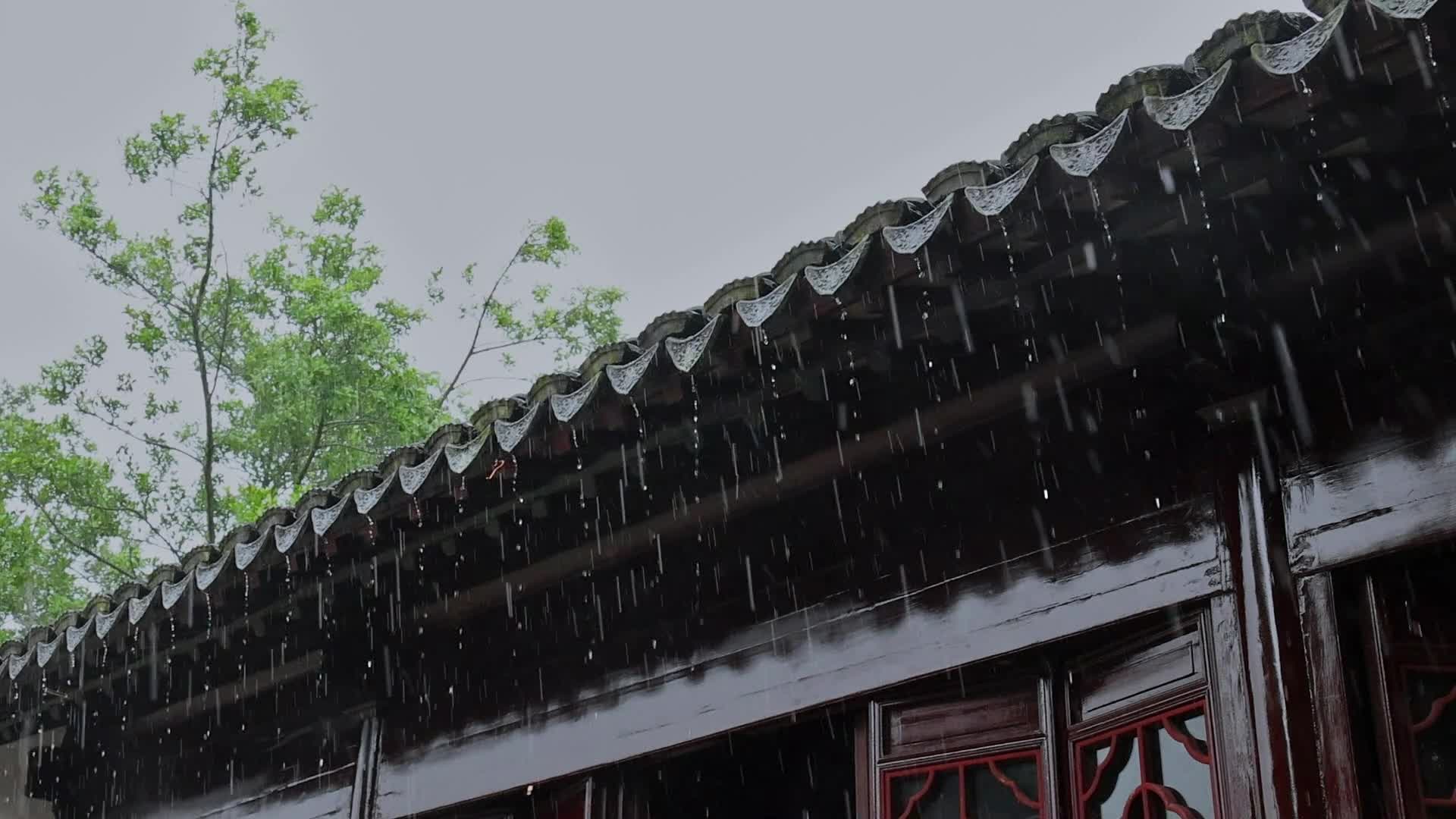 屋檐雨滴雨天雨水雨景视频的预览图