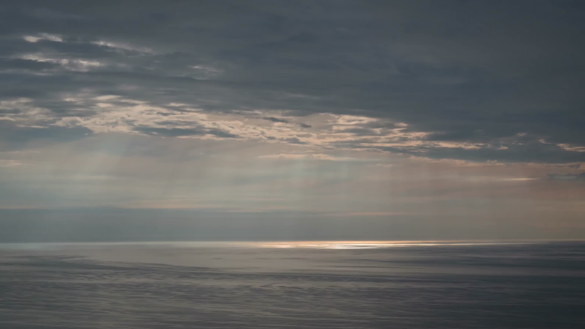 海面丁达尔光线流云阳光唯美延时视频的预览图