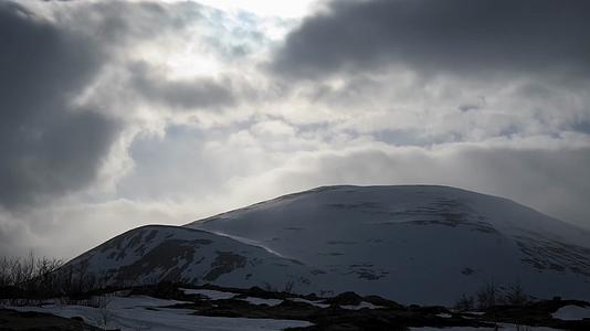 冬季雪山流云光影延时合集视频的预览图