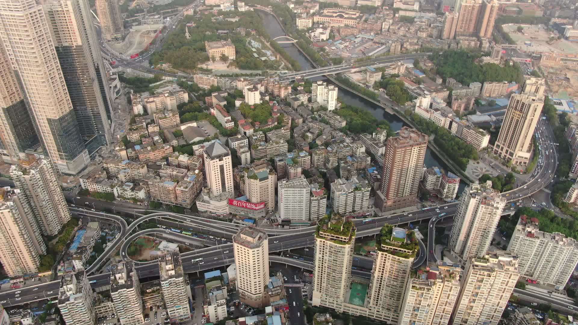 航拍城市高楼交通视频的预览图