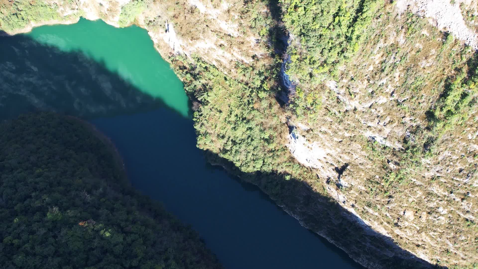 4K恩施鹤峰屏山大峡谷4A景区青山绿水航拍视频视频的预览图