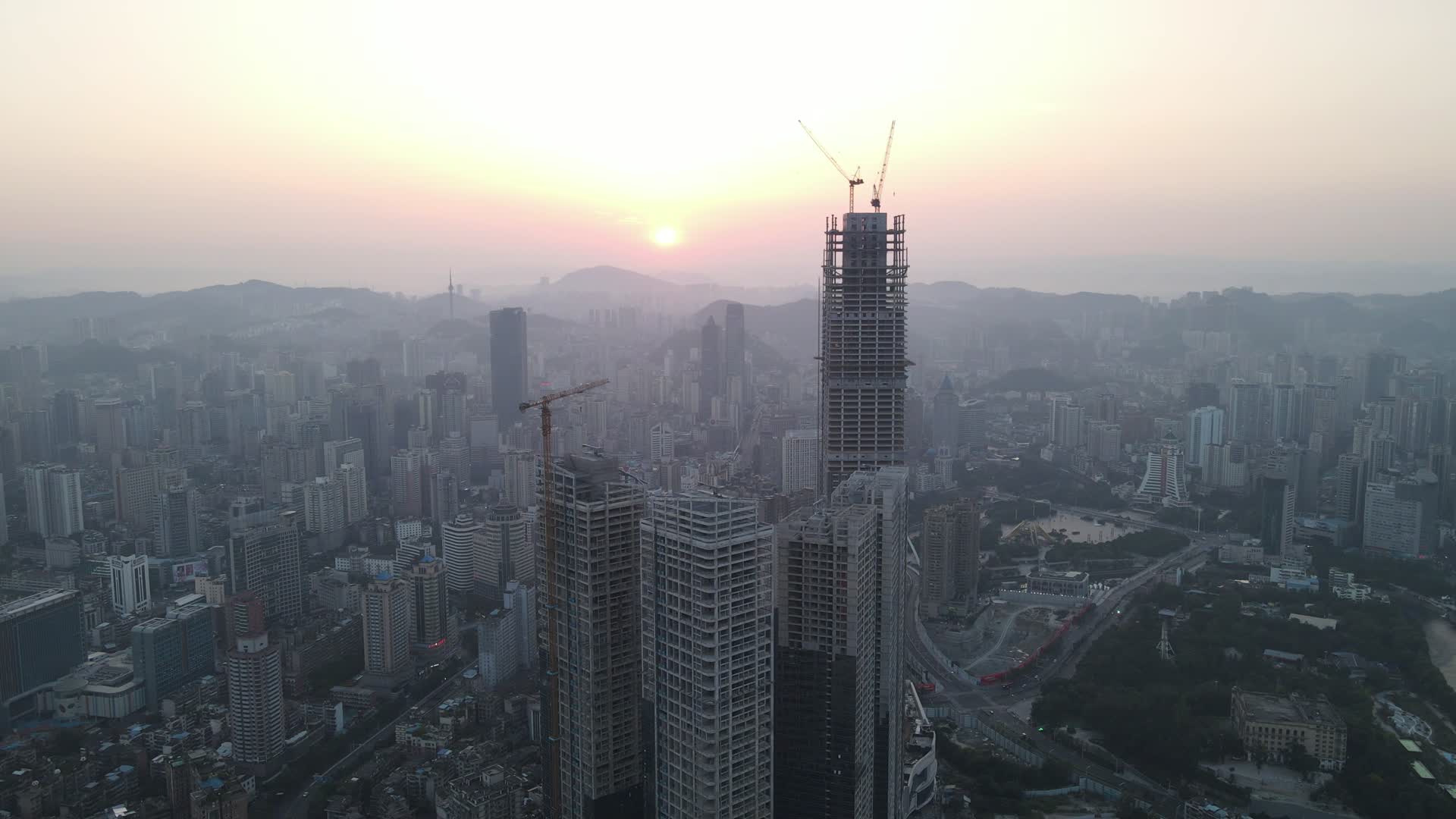 城市夕阳晚霞日落航拍视频的预览图