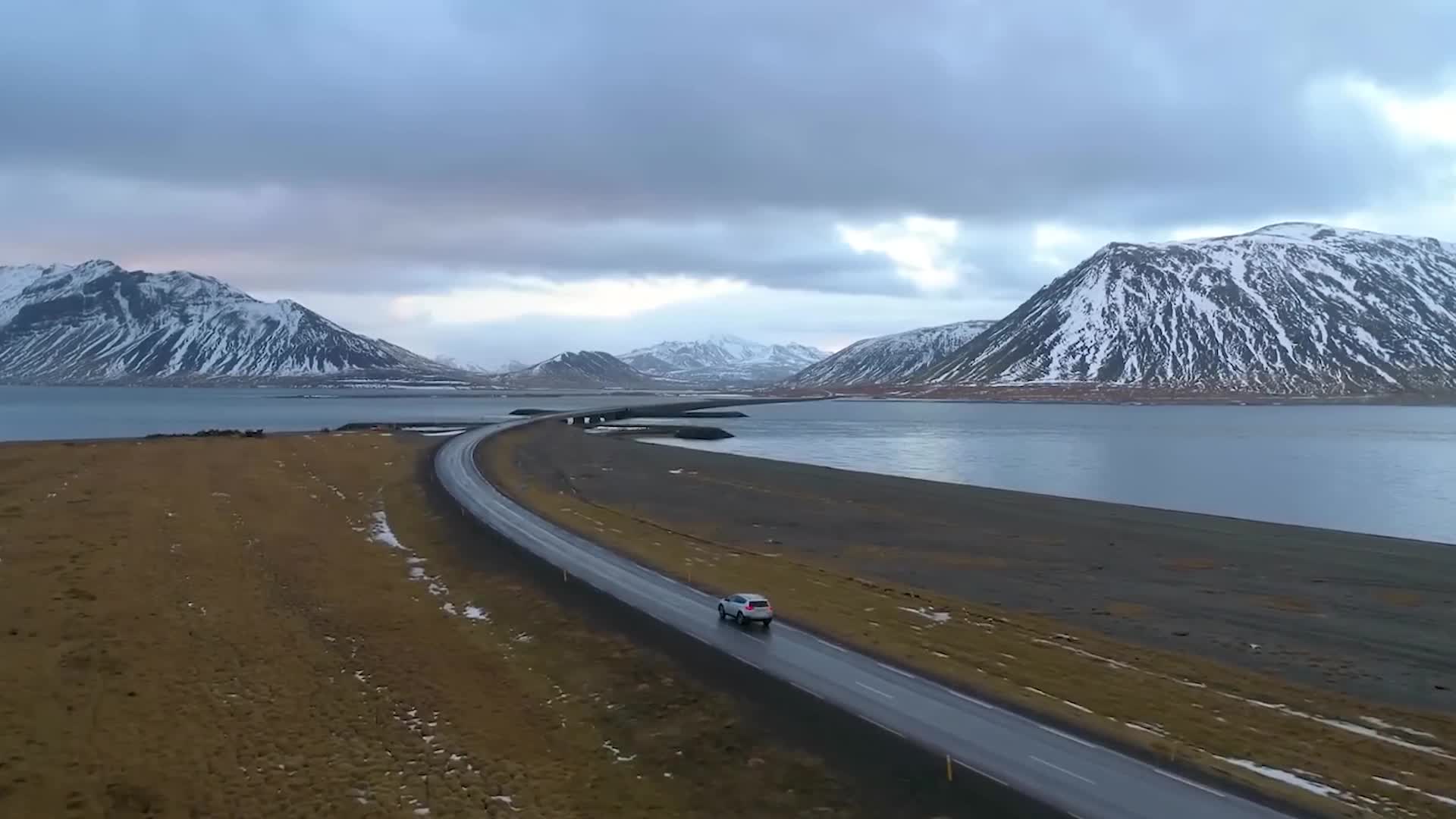 航拍风景自然景观高原雪山公路上的汽车道路两旁湖泊视频的预览图