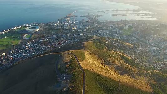 航拍风景自然风光环境大海海边的城市城镇俯瞰视频的预览图