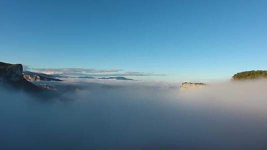 航拍风景自然风光环境景观穿越林海云海云雾中的山峰视频的预览图