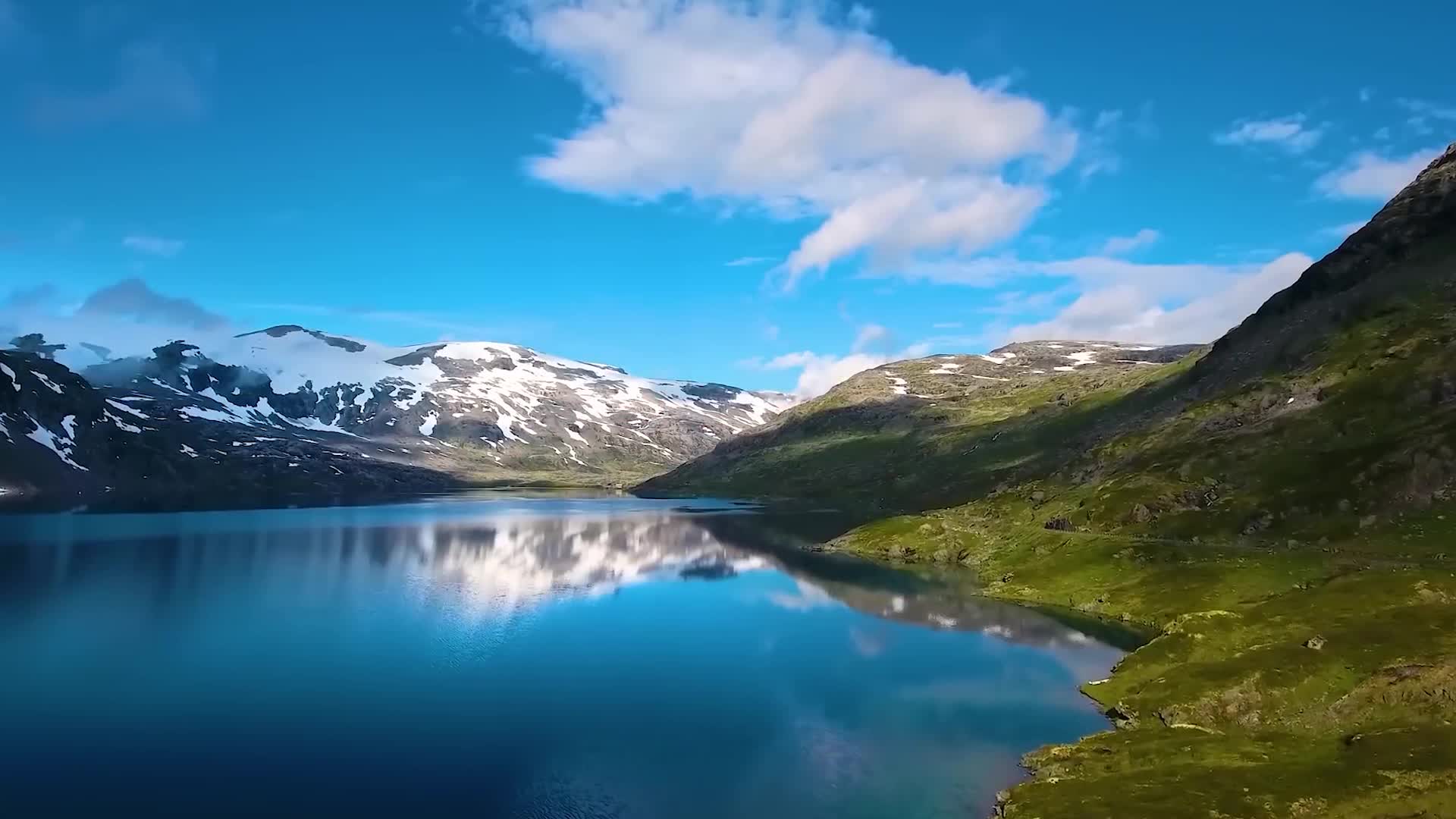 航拍风景森林树林高原湖泊自然环境地理地貌高峰雪山下的村庄视频的预览图