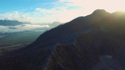 航拍风景自然风光环境清晨阳光照耀下的高山森林树林俯瞰大地视频的预览图