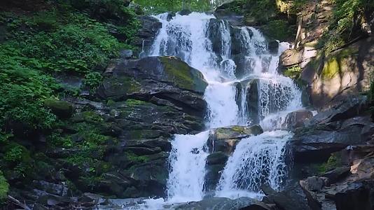 延时摄影风景自然风光景观绿水青山高山流水山川河流小瀑布视频的预览图