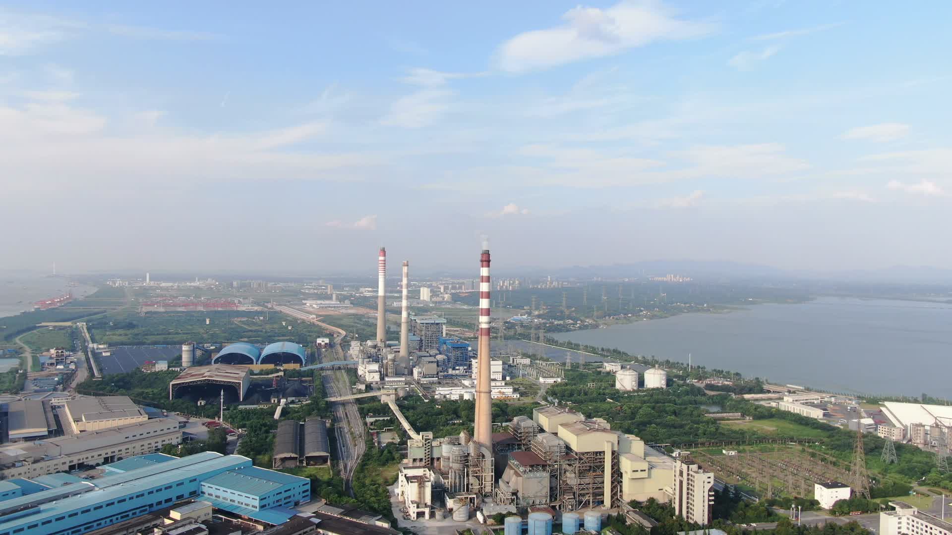 工业生产工厂烟冲航拍视频的预览图
