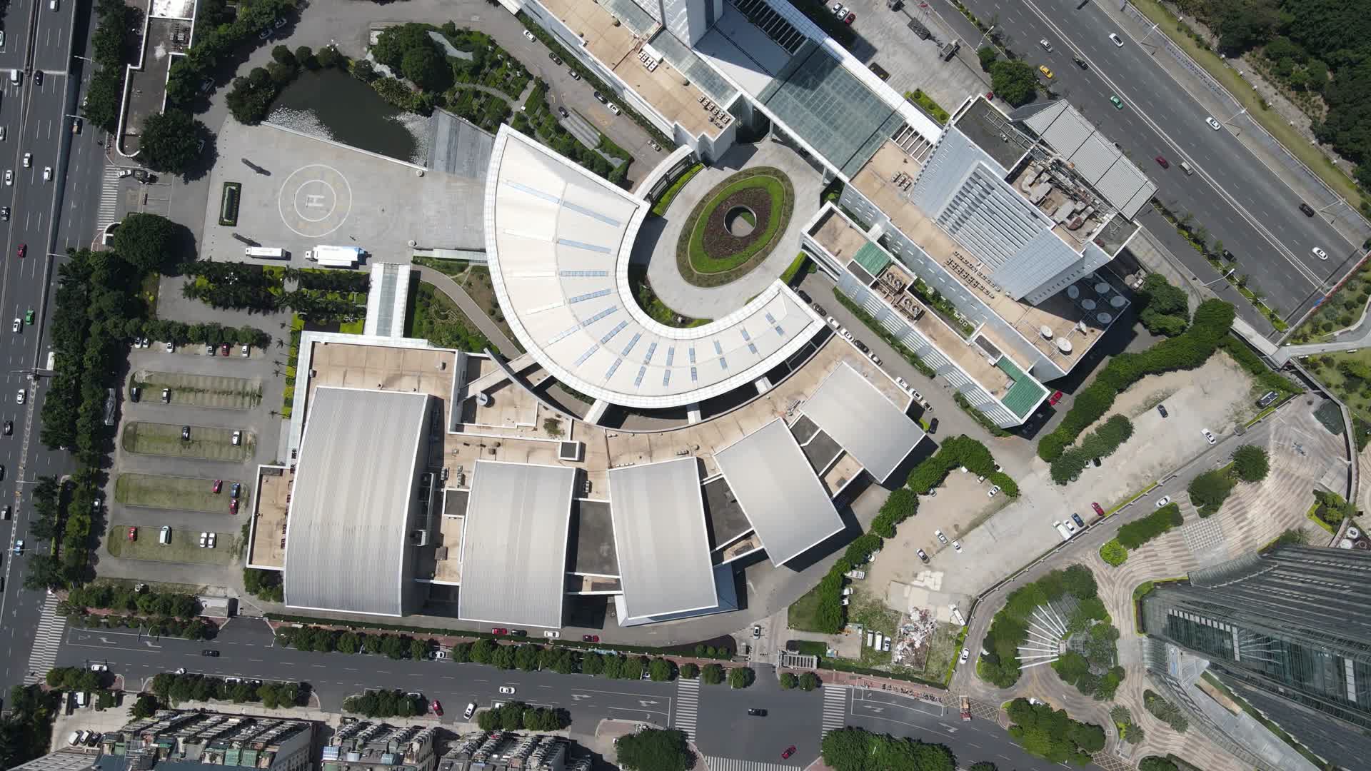 俯拍城市高楼建筑航拍视频的预览图