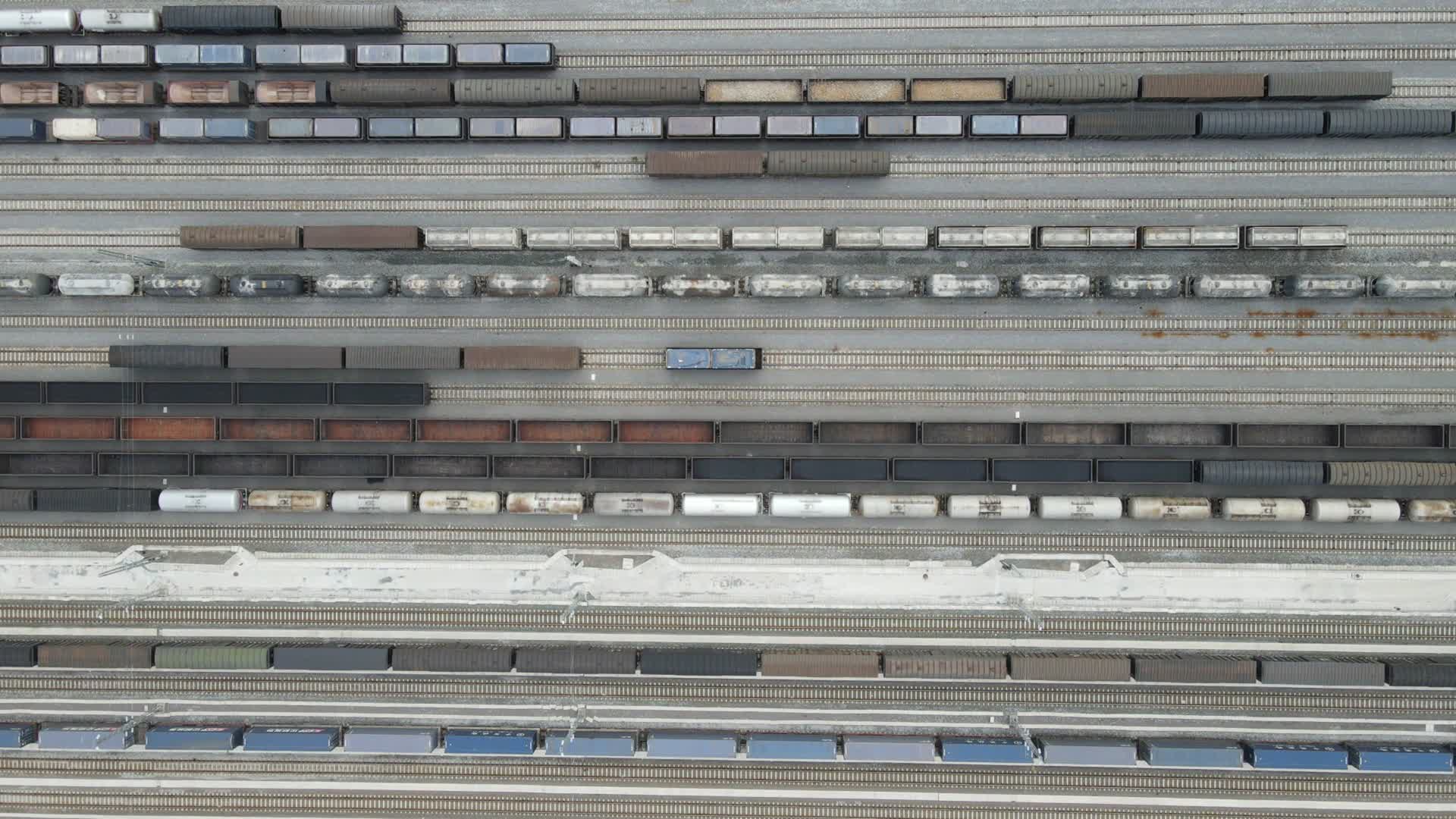 火车轨道货运火车交通运输航拍视频的预览图