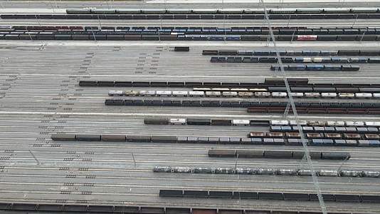 火车轨道货运火车交通运输航拍视频的预览图