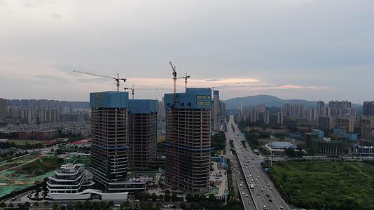 城市房地产高楼施工吊塔航拍视频的预览图