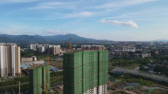 城市房地产高楼施工吊塔航拍视频的预览图