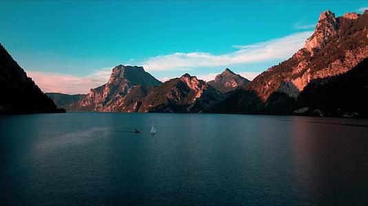 山川湖泊唯美夕阳帆船行驶航拍视频的预览图