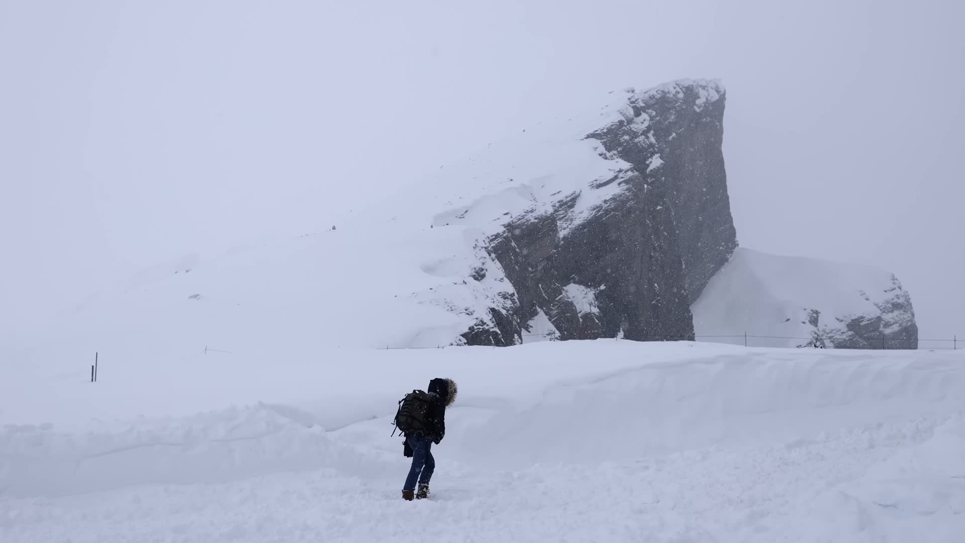 登山者风雪中孤独行走徒步攀登视频的预览图