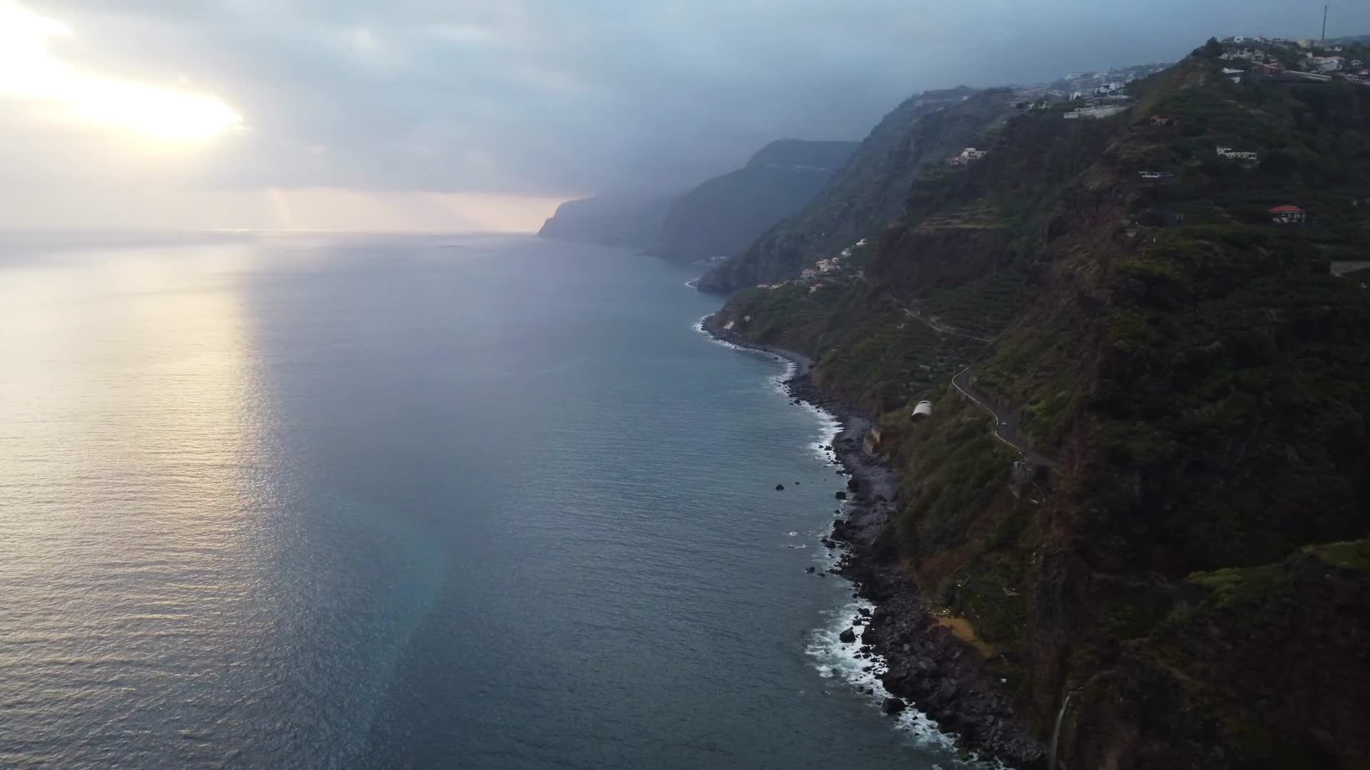 群山海岸线海面夕阳航拍视频的预览图