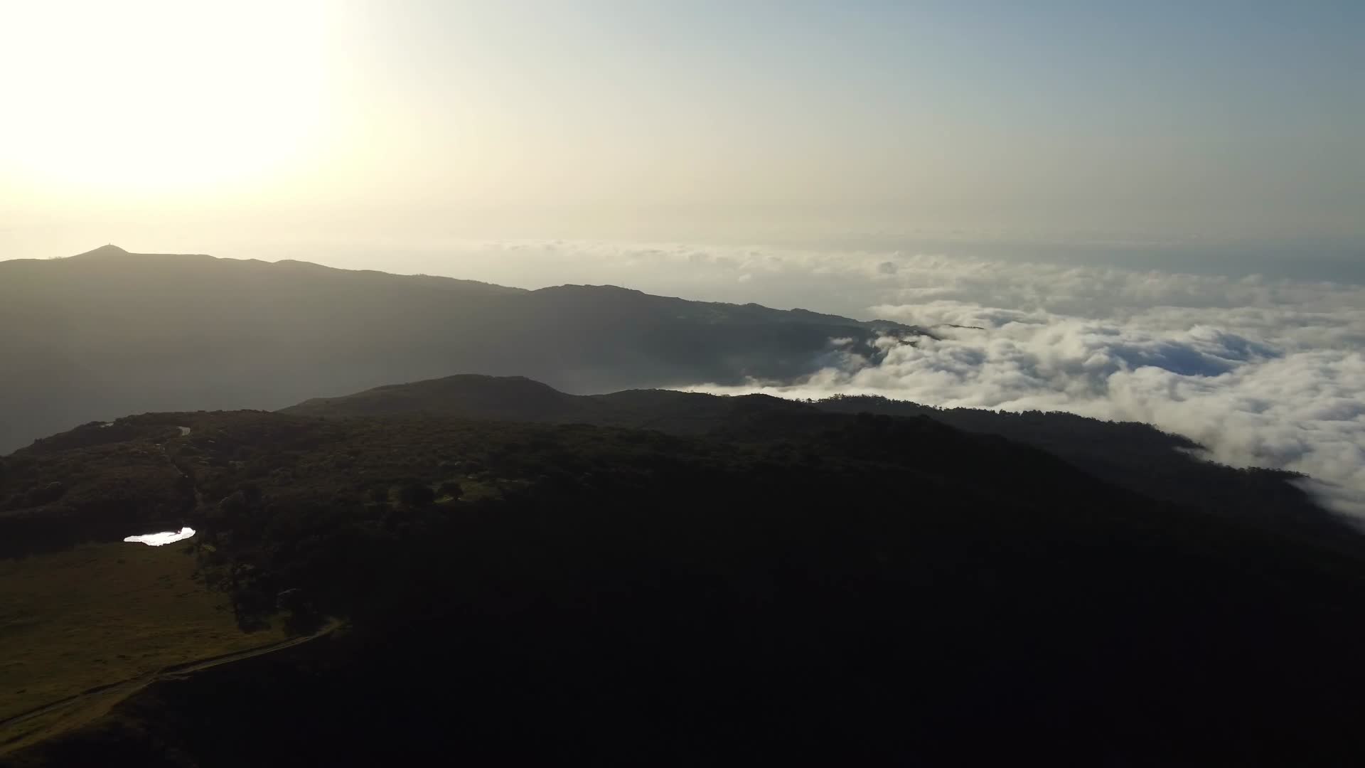 山顶日出森林云雾云海唯美航拍视频的预览图