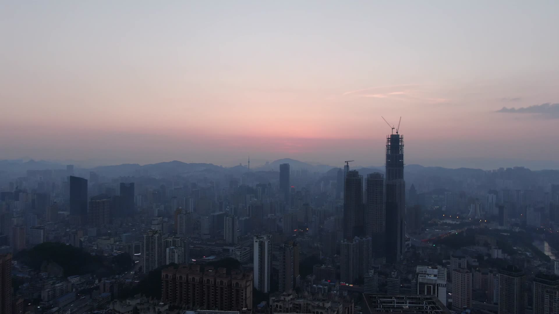城市日落迷雾高楼航拍视频的预览图