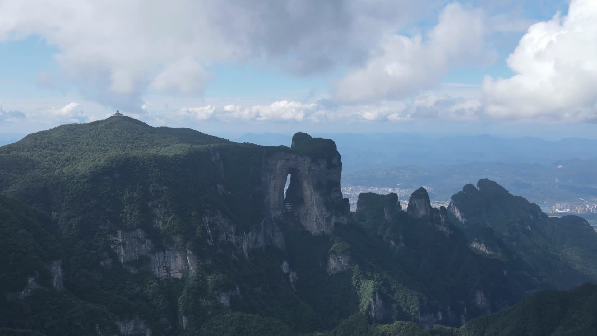 张家界天门山5A景区航拍湖南视频的预览图