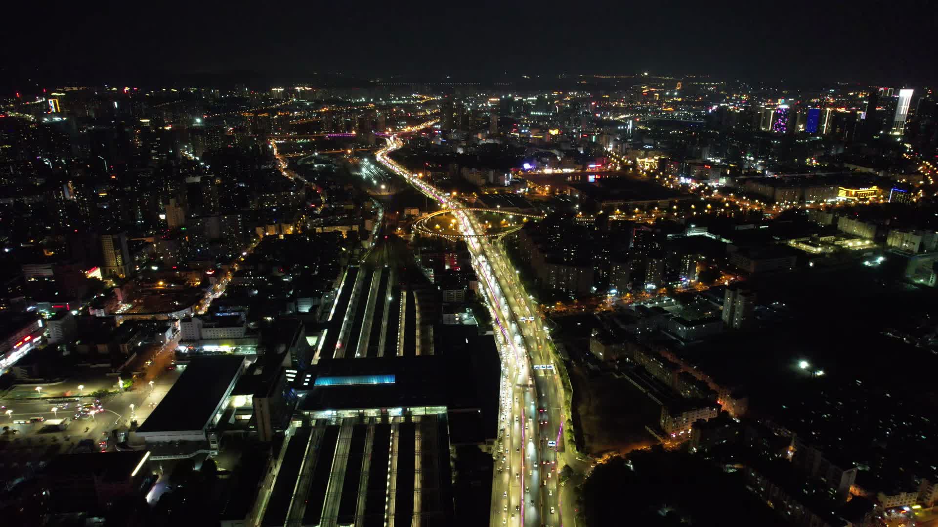 云南昆明火车站交通夜景航拍视频的预览图