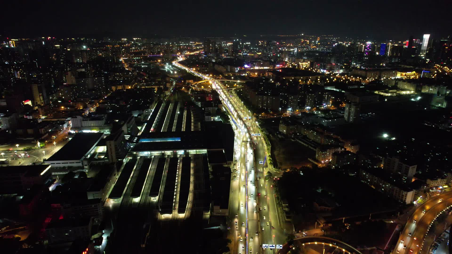 云南昆明火车站交通夜景航拍视频的预览图