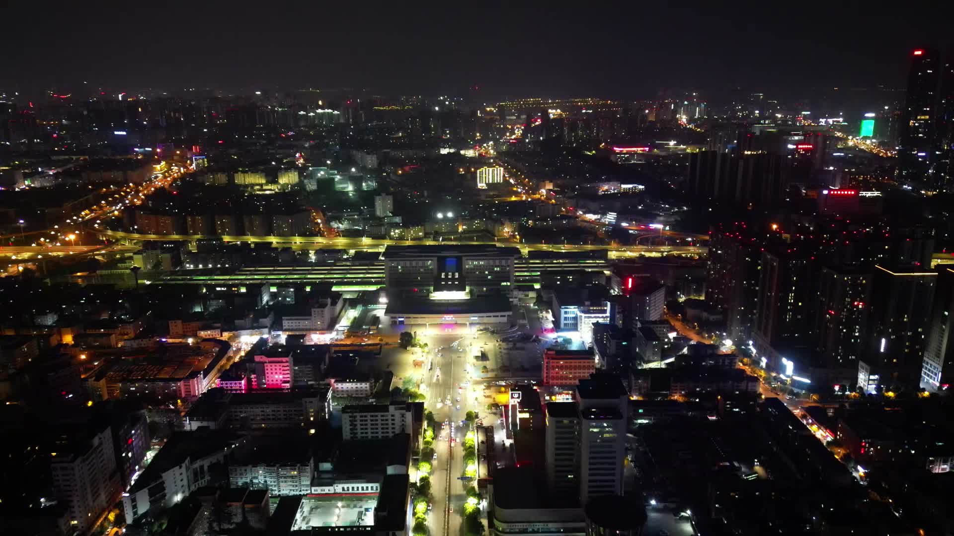 云南昆明火车站夜景灯光航拍视频的预览图