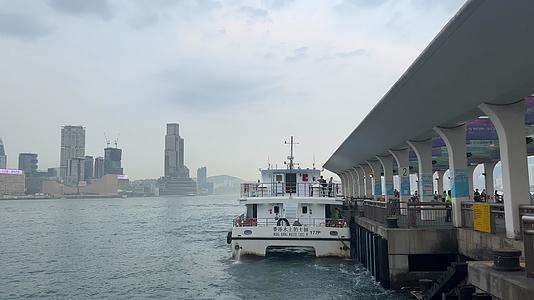 香港水上的士停靠码头视频的预览图