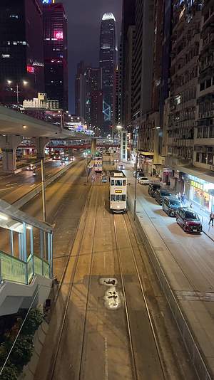 香港天桥夜晚看叮叮车视频的预览图