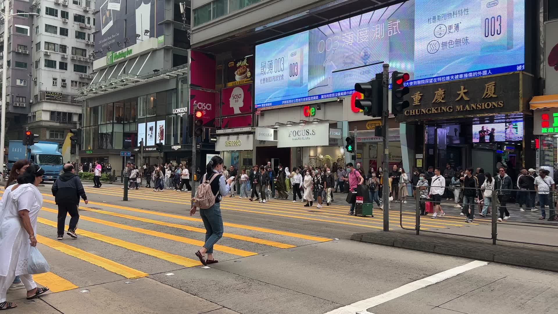 香港尖沙咀街道重庆大厦门口视频的预览图