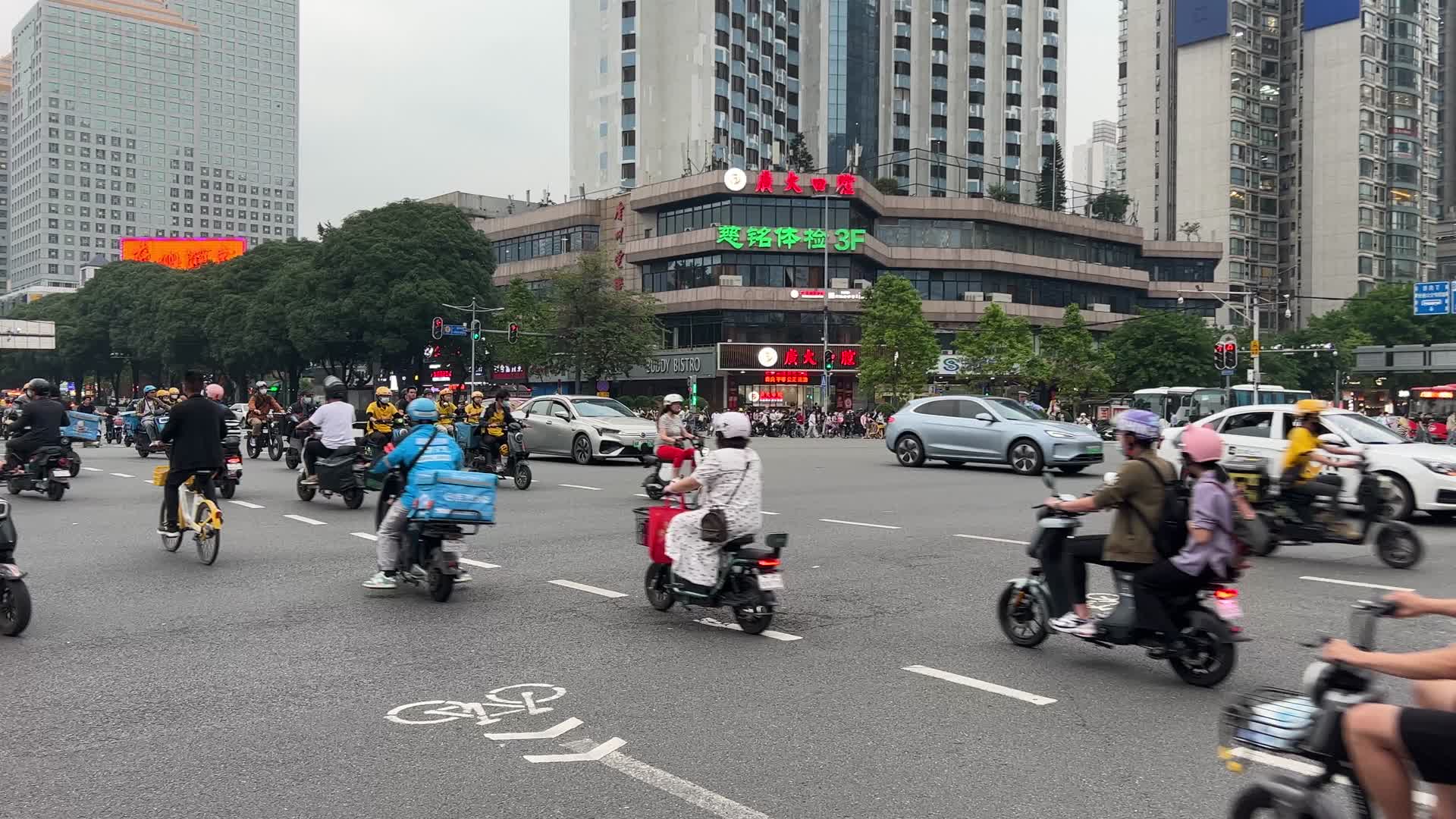 广州市区下班高峰期拥堵街道视频的预览图